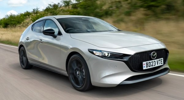 Третото поколение Mazda 3 e малко странна алтернатива на обичайните модели хечбек. Съчетава приятно шофиране с уникален стил и качество на изработка. 2,0-литровият двигател Skyactiv-G се предлага във версии със 120 к.с. или 184 к.с. – в зависимост от избраното от вас оборудване. И двете разполагат с технологията M Hybrid на Mazda, която спомага за намаляване на емисиите на CO2. Има твърдост на шасито, но окачването също се справя с несъвършенствата на пътя. В резултат на това Mazda 3 запазва комфортно возене. 

Плюшеният интериор на Mazda е сред най-добрите в класа със страхотно качество на изработка и свежи, модерни щрихи. Налични са Apple car play и AndroidAuto, а самият инфоразвлекателен модул е лесен за използване с въртящ се диск в стил BMW iDrive на централната конзола. 

Минуси

• Не е от най-практичните
• Лоша видимост отзад
• Ограничена гама двигатели

